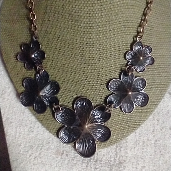 Goldtone flower floral large necklace 🌺🌹 - Picture 4 of 4